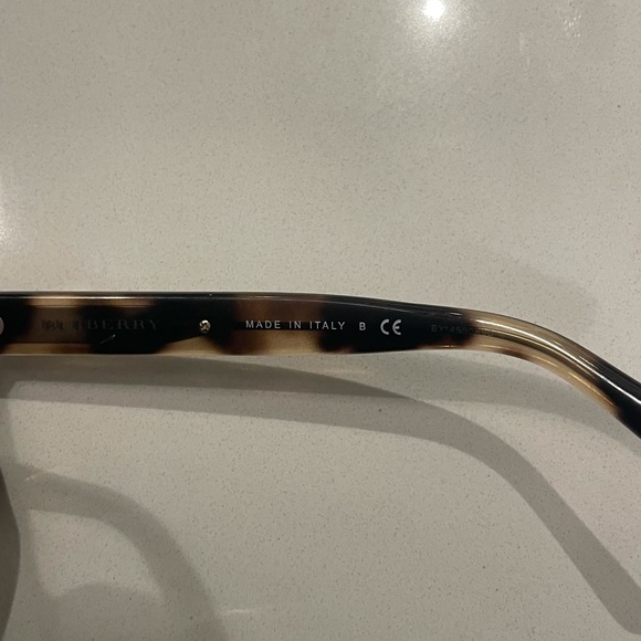 Authentic women’s Burberry sunglasses - Picture 3 of 3